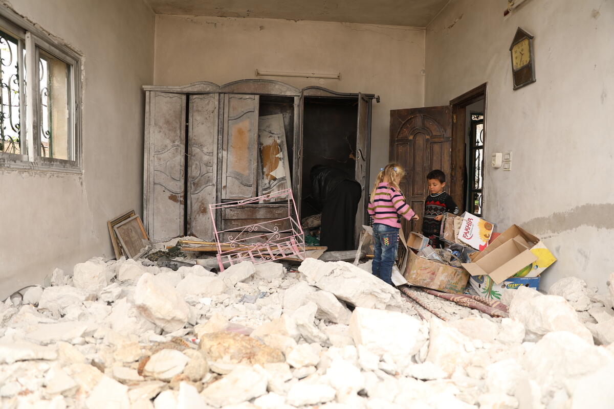 Kinder in den Trümmern ihres Hauses in Idlib, Syrien