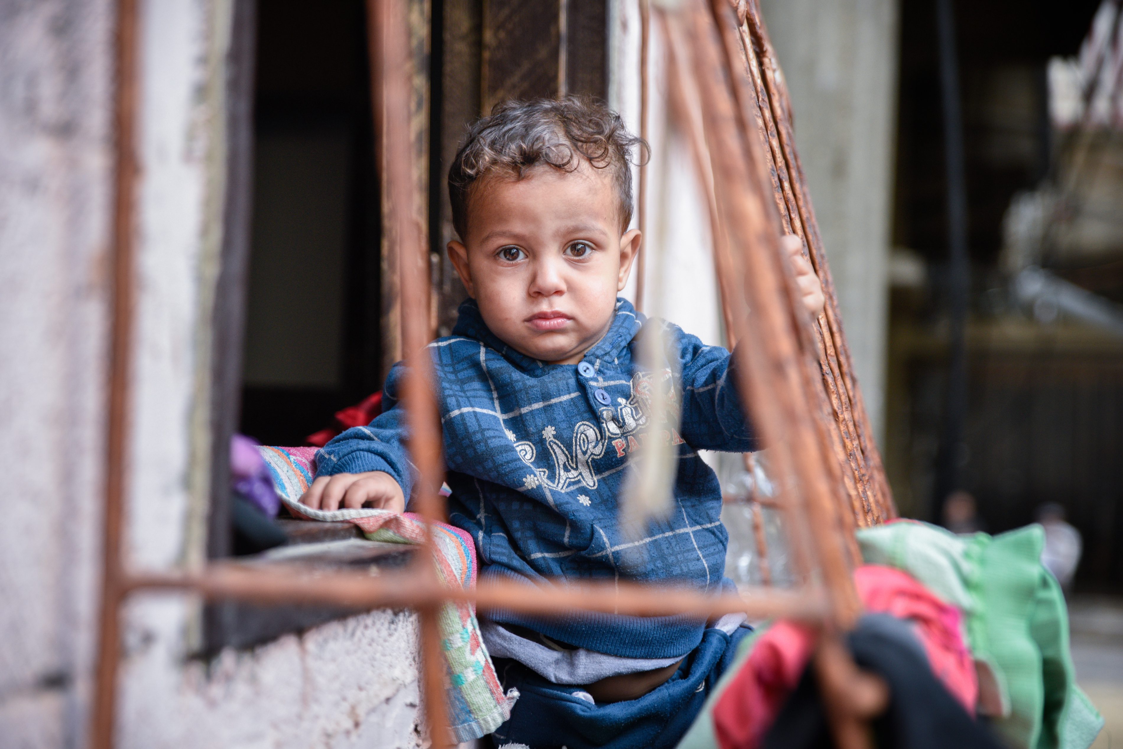 Ein trauriges und hilfloses Kleinkind