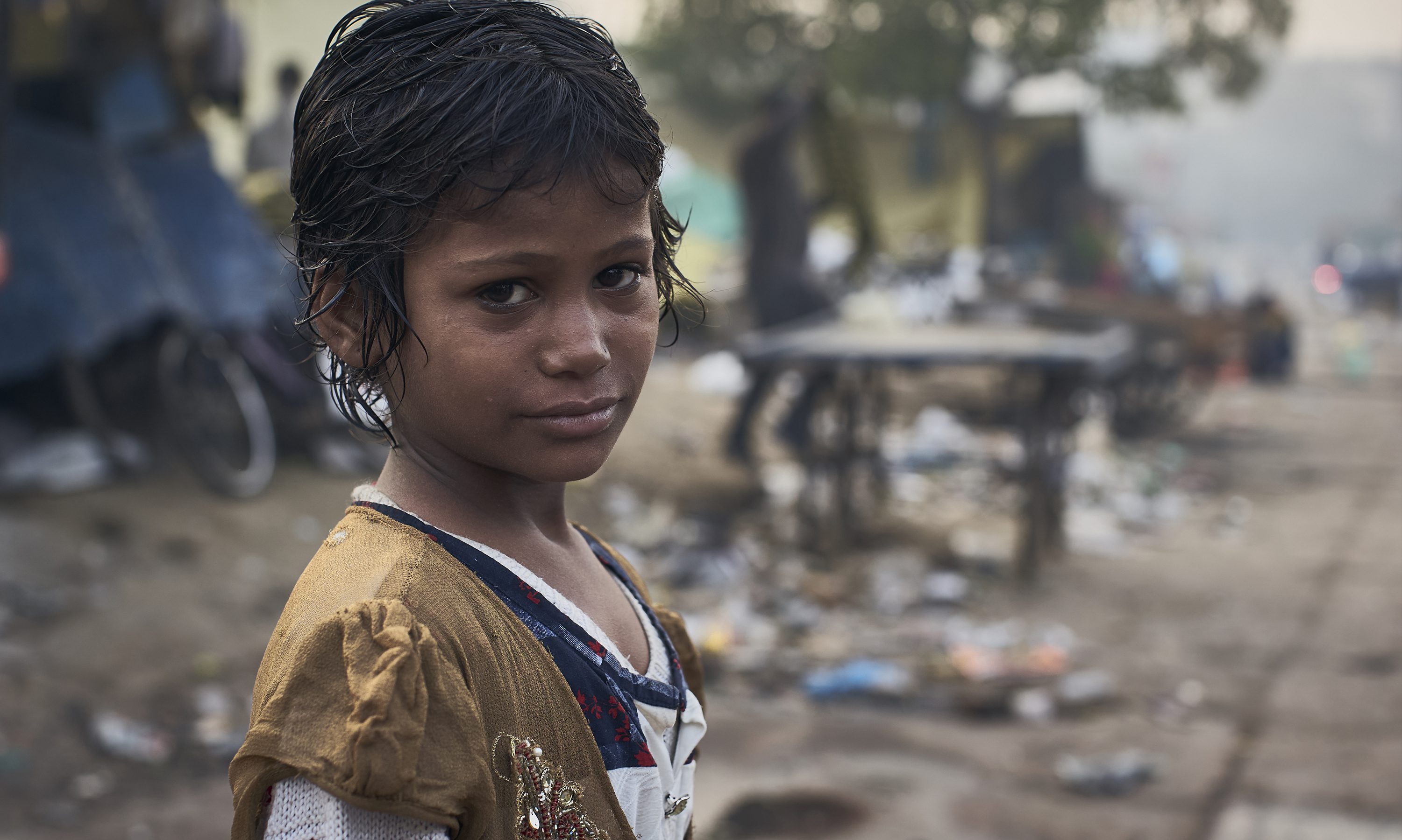Una bambina guarda nella telecamera e chiede aiuto