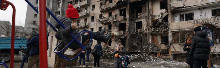 <b>Des bombes, de la violence et la faim </b> – des millions d'enfants souffrent!