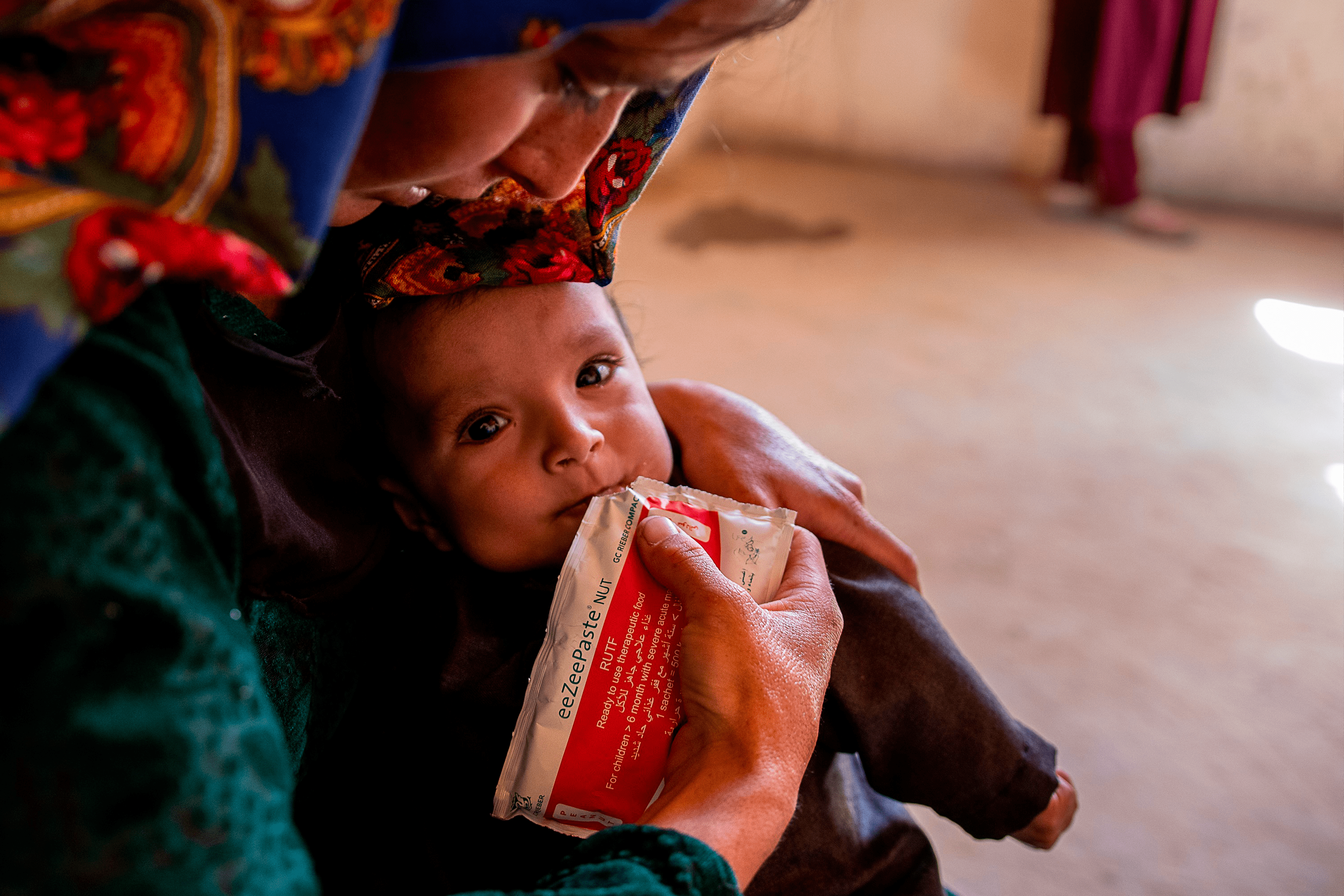Ein Kleinkind erhält eine Nahrungsration.