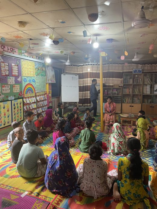 Dominik Weidkuhn von Save the Children auf Schulbesuch in Dhaka: eine Oase inmitten des Chaos.