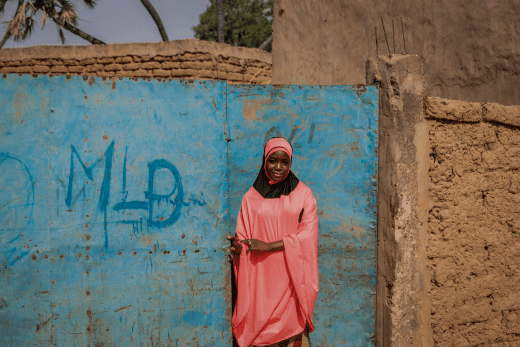 Dioura, 12 Jahre, vor ihrem Haus in der Region Tillaberi in Niger.