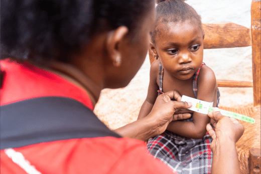 Eine Mitarbeiterin von Save the Children untersucht Withmaly auf Mangelernährung.