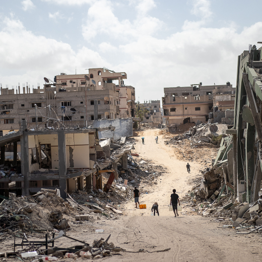 CH11031424_Children walk down the destroyed streets of Khan Younis, the Gaza Strip_zg