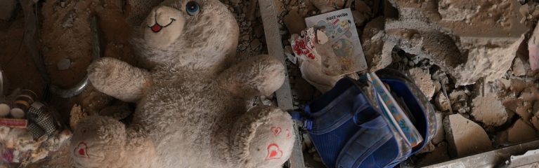 <b>Essere bambini</b> <br />
tra le macerie