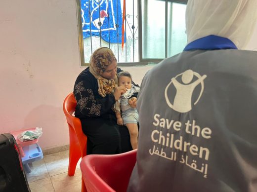 CH11145461_Somayya, 37, having her 1.4 years-old son Ali checked at Save the Children clinic in Deir al-Balah, Gaza Medizinische Hilfe in Gaza