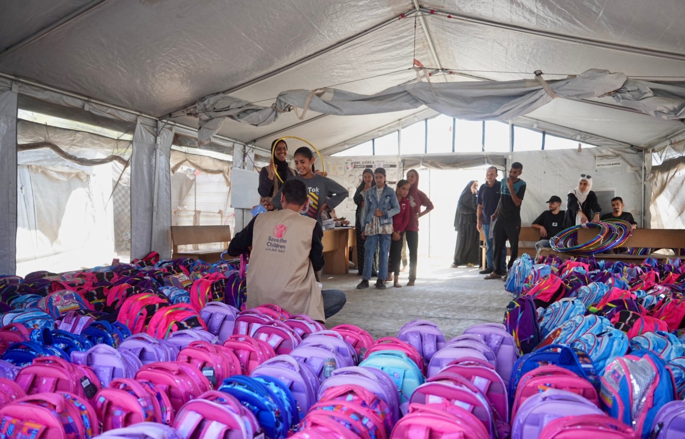 Kinder erhalten Schultaschen von Save the Children in Gaza